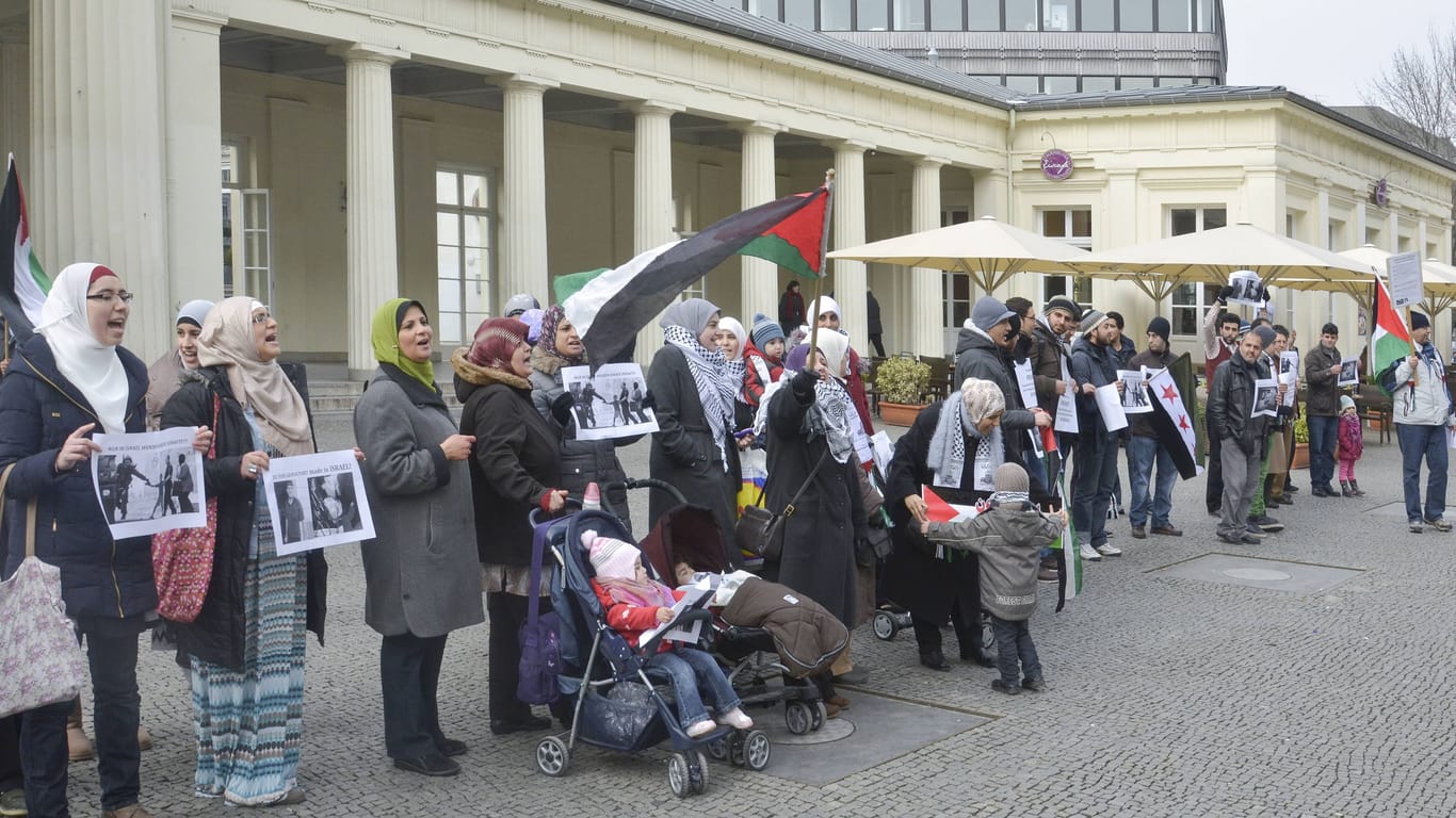 Ein pro-palästinensische Demonstration am Elisenbrunnen (Archivbild): Ein Instagram-Post der "Students for Palestine" hat eine Welle der Empörung ausgelöst.