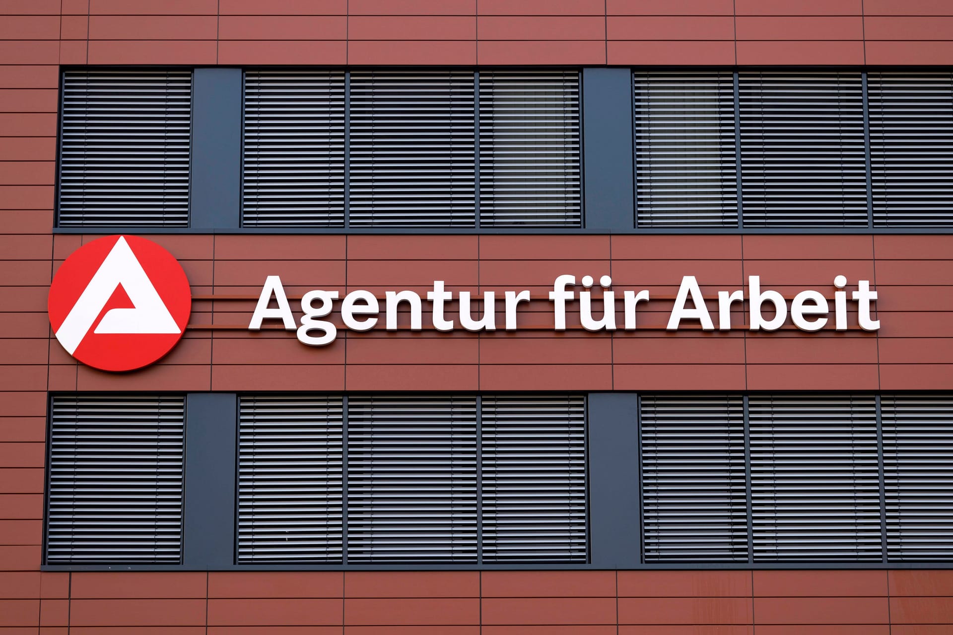 Logo der Bundesagentur für Arbeit (Symbolbild): Die Bundesagentur für Arbeit erhofft sich durch die Ein-Euro-Jobs die "Pünktlichkeit und Zuverlässigkeit" der Bürgergeldempfänger zu erhöhen.