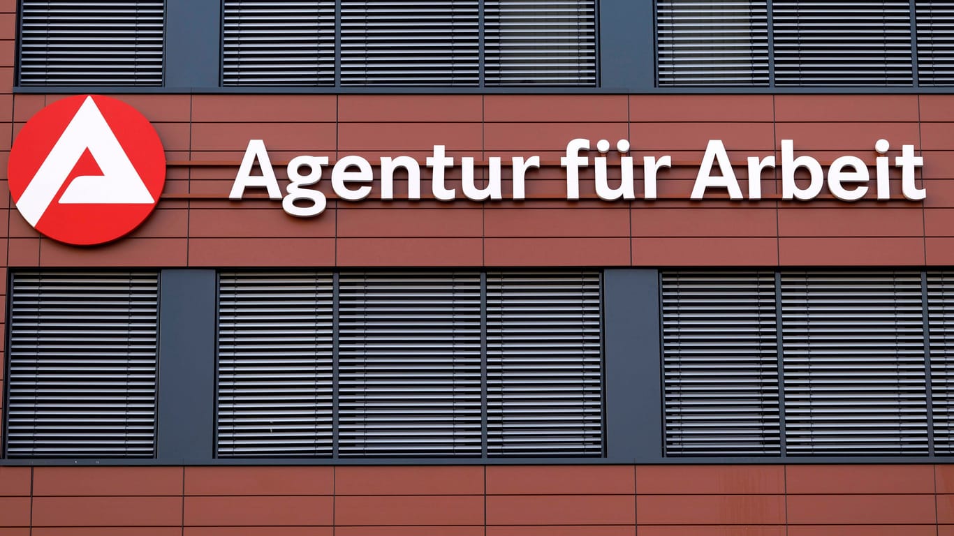 Logo der Bundesagentur für Arbeit (Symbolbild): Die Bundesagentur für Arbeit erhofft sich durch die Ein-Euro-Jobs die "Pünktlichkeit und Zuverlässigkeit" der Bürgergeldempfänger zu erhöhen.