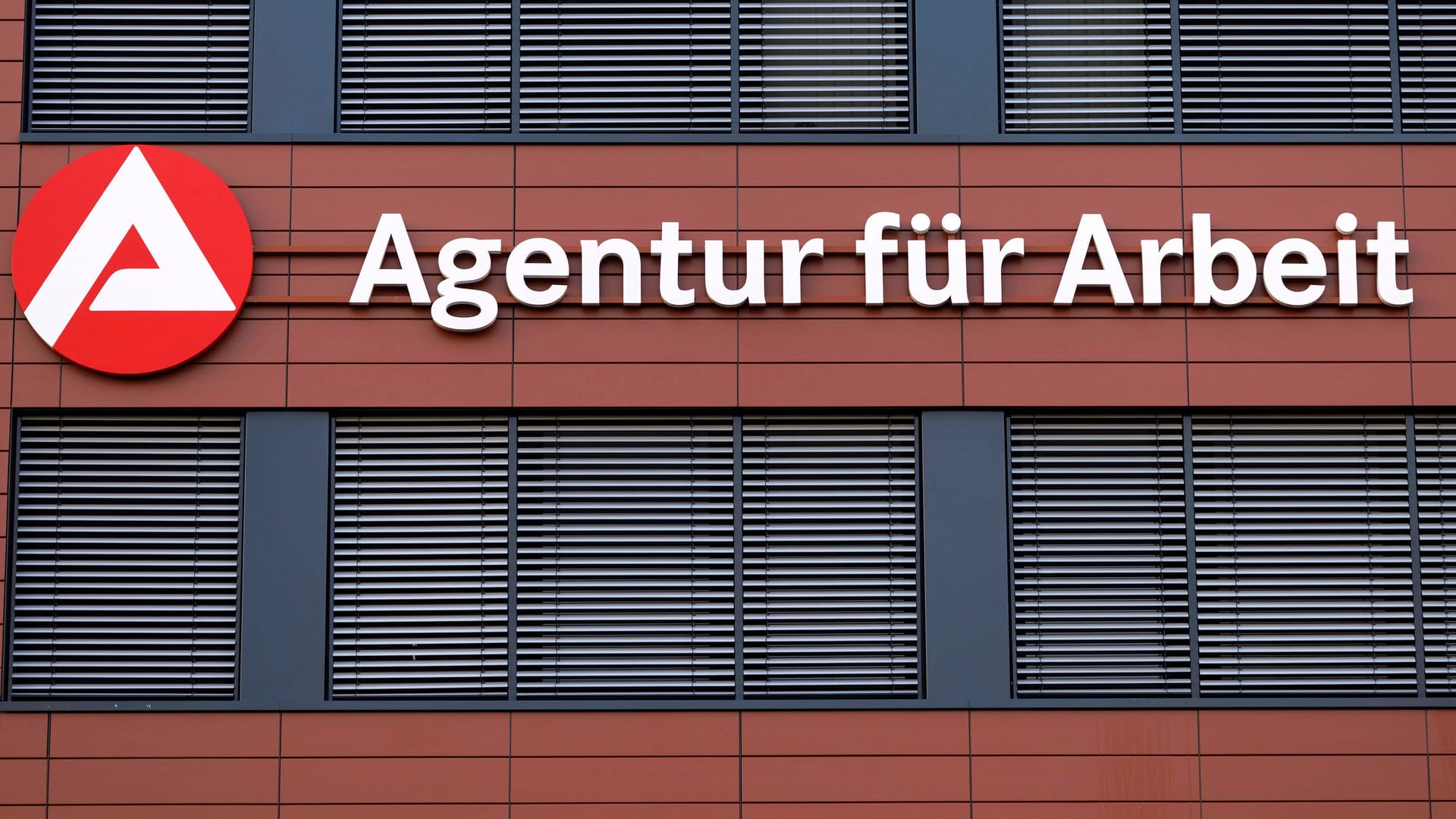 Logo der Bundesagentur für Arbeit (Symbolbild): Die Bundesagentur für Arbeit erhofft sich durch die Ein-Euro-Jobs die "Pünktlichkeit und Zuverlässigkeit" der Bürgergeldempfänger zu erhöhen.