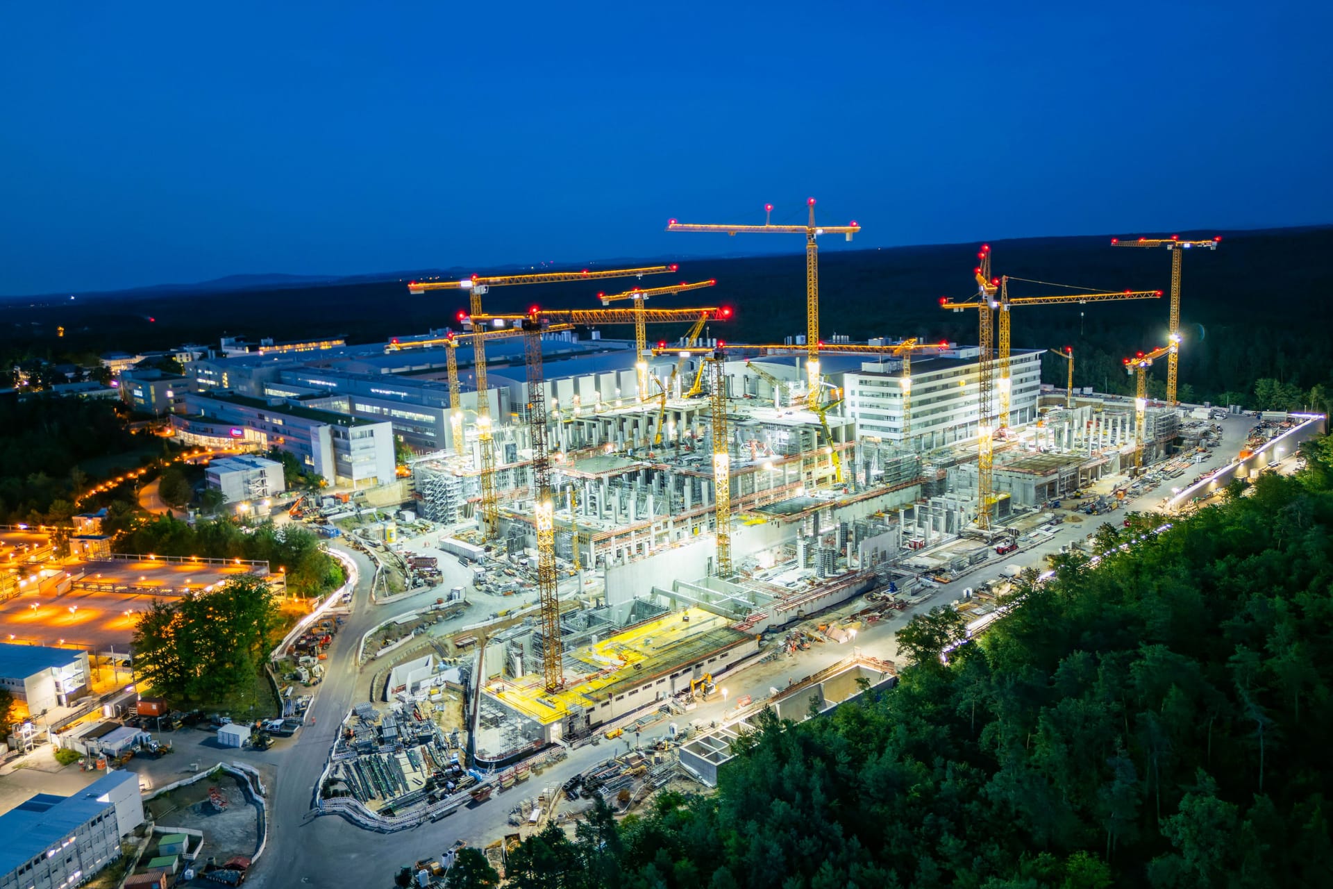 Blick auf die Infineon-Baustelle (Archivbild): Das neue Werk in Dresden, die sogenannte Smart Power Fab, soll im Jahr 2026 fertiggestellt werden.