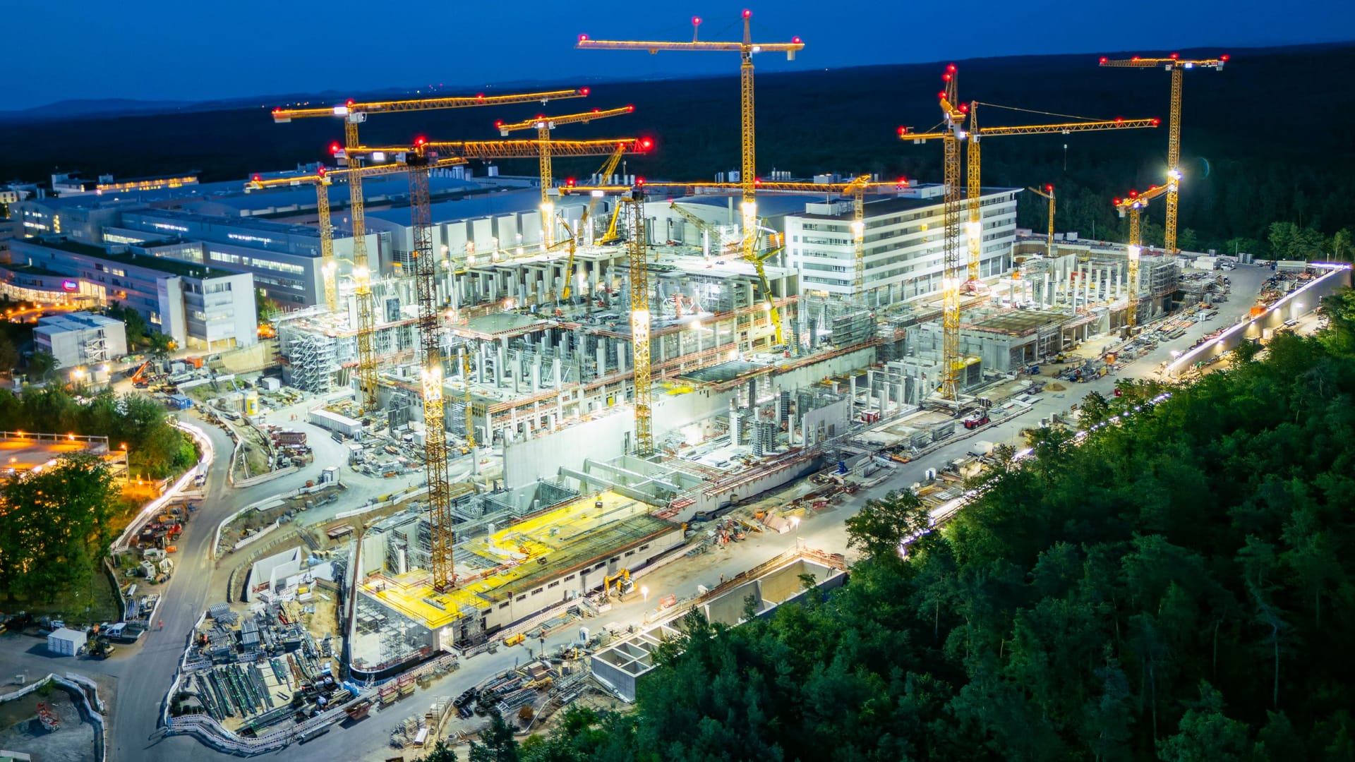 Blick auf die Infineon-Baustelle (Archivbild): Das neue Werk in Dresden, die sogenannte Smart Power Fab, soll im Jahr 2026 fertiggestellt werden.