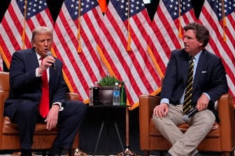 Donald Trump zusammen mit Tucker Carlson während einer Wahlkampfveranstaltung in Arizona.