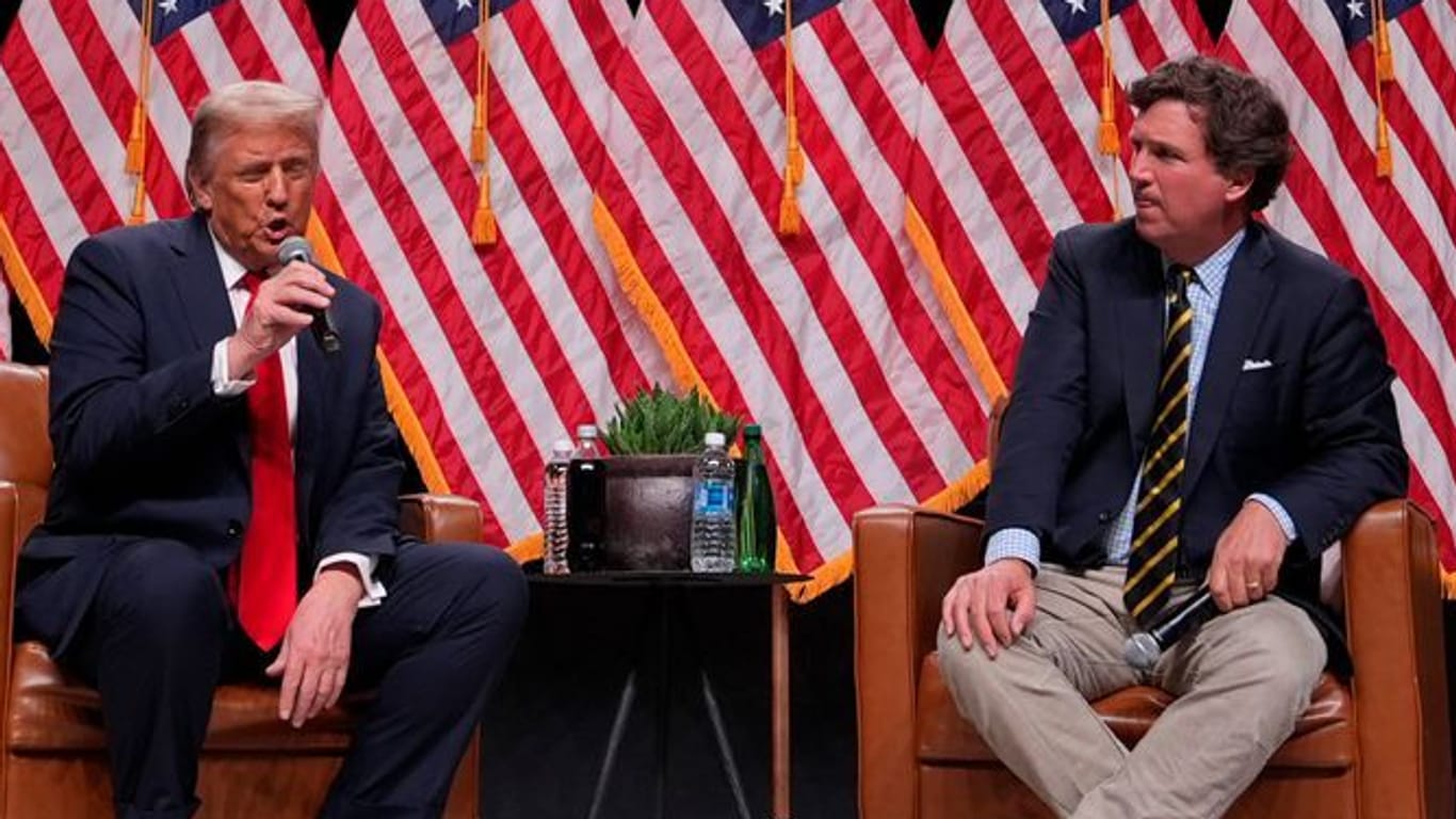 Donald Trump zusammen mit Tucker Carlson während einer Wahlkampfveranstaltung in Arizona.