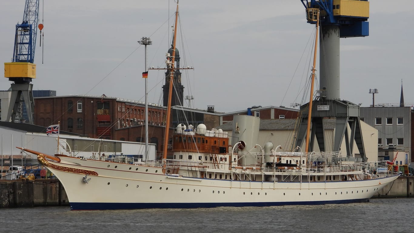 Die Yacht "Nahlin" bei Blohm+Voss: Sie kam am vergangenen Freitag im Hamburger Hafen an.