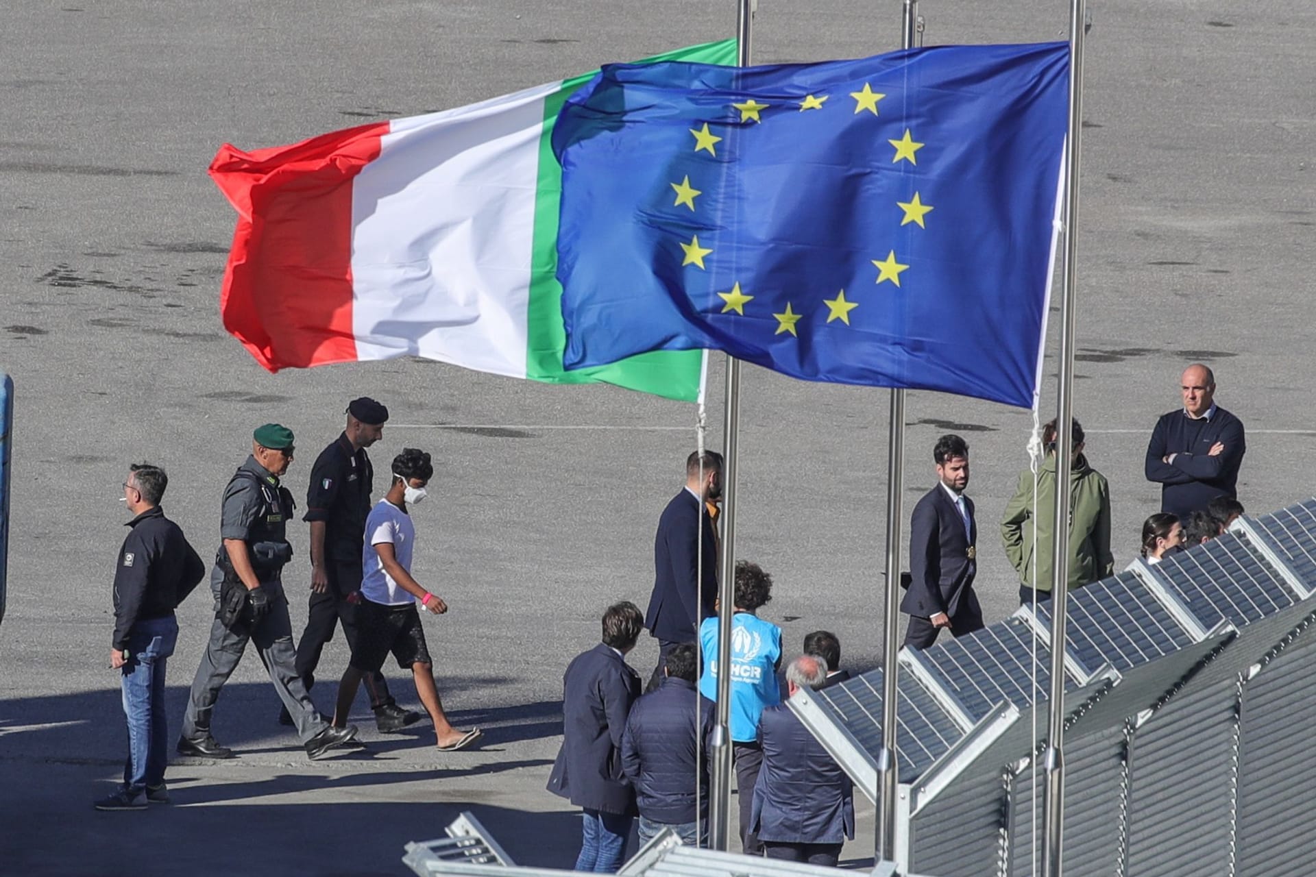 Italiens Migrantenlager in Albanien geht in Betrieb