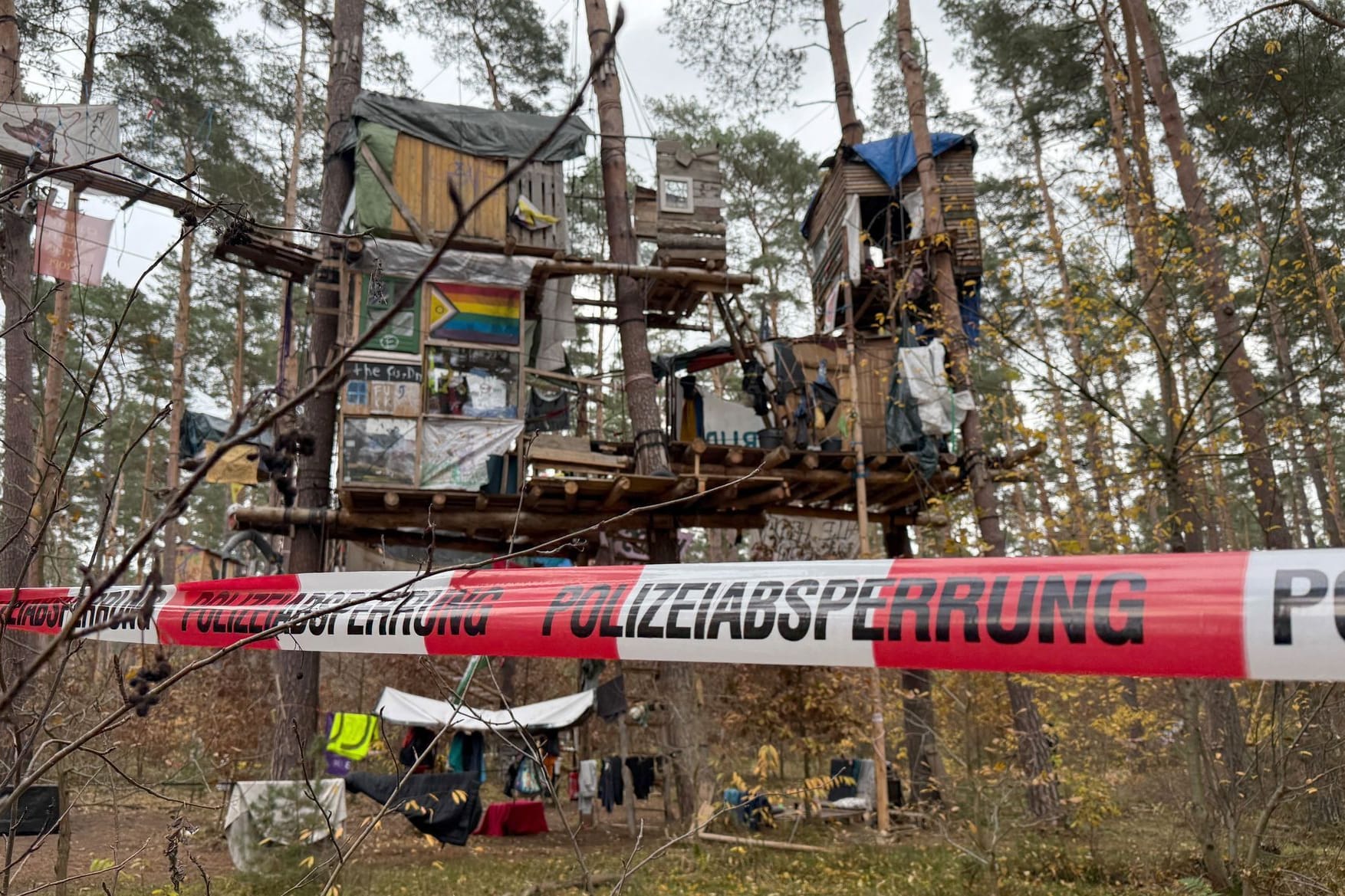 Polizei-Einsatz im Tesla-Protestcamp in Grünheide