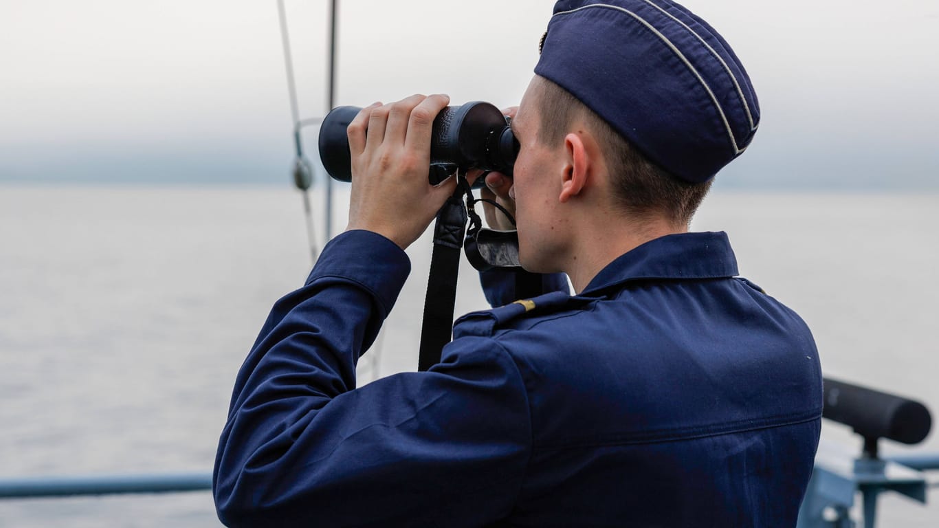 Ein Angehöriger der russischen Marine blickt aufs Meer (Symbolbild): Eine Untersuchung soll zeigen, ob die Unterseekabel in der Ostsee mutwillig zerstört wurden.