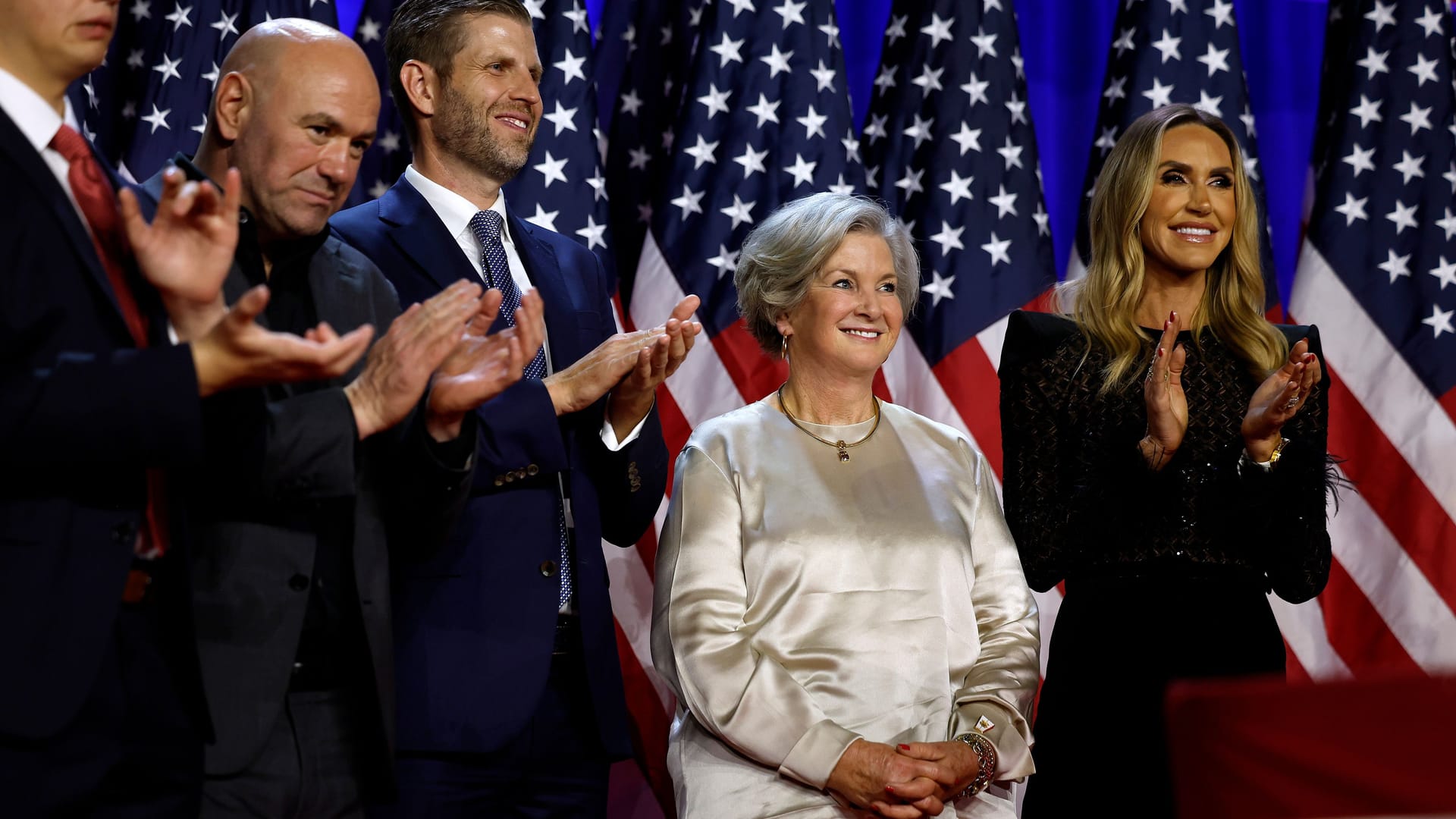 Susie Wiles (2.v.r.) feiert mit der Trump-Familie und Trump-Anhängern den Wahlsieg im Palm Beach Convention Center, Florida.