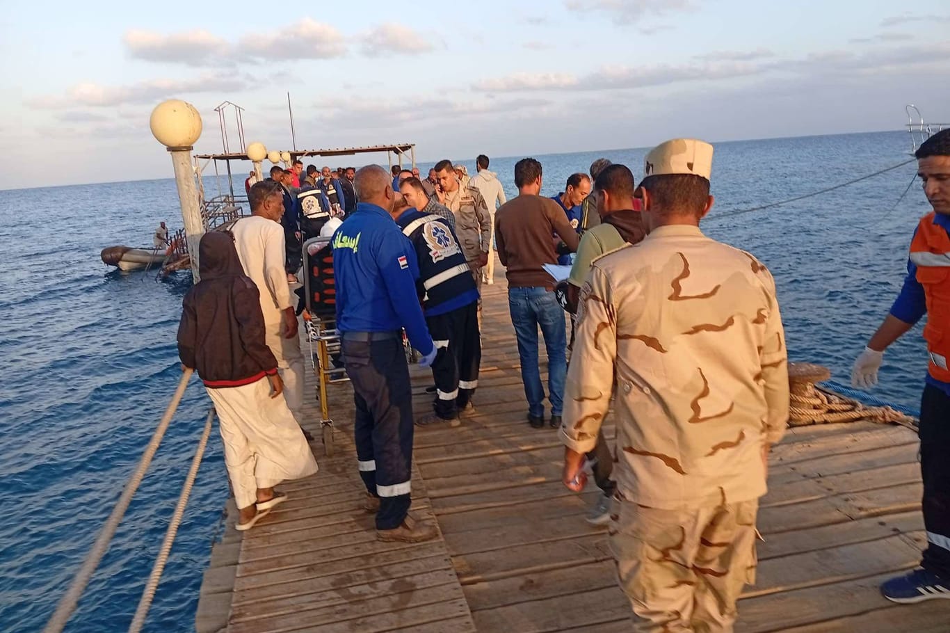 Rettungskräfte bei der Suche nach Vermissten in Ägypten: Am Montag sank dort ein Touristenboot.