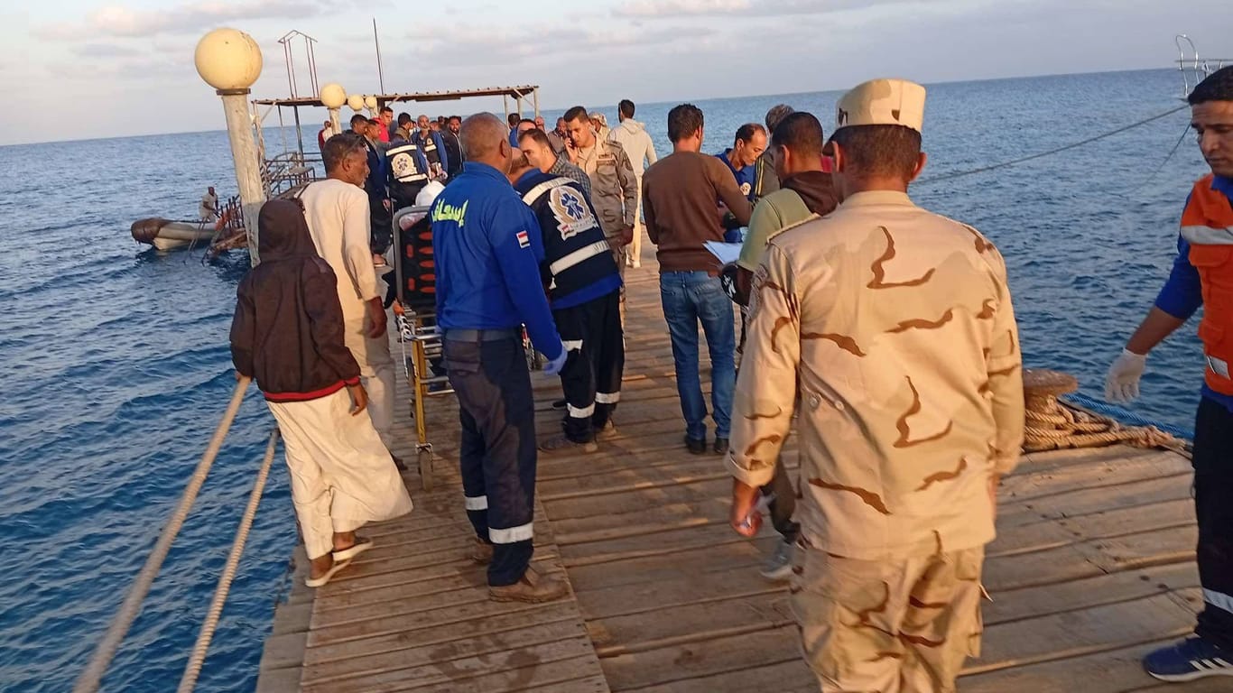 Rettungskräfte in Egypt sank in Suche nach Vermissten: Am Montag Touristenboot.