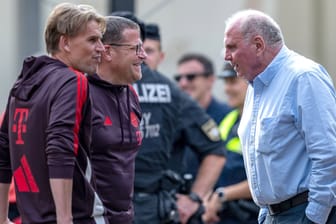 Christoph Freund, Max Eberl und Uli Hoeneß: Der Sportdirektor, der Sportvorstand und der Ehrenpräsident stehen im Austausch über die Zukunftsplanungen des FC Bayern.