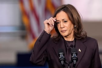 Kamala Harris spricht auf dem Campus der Howard University in Washington über ihre Wahlniederlage.