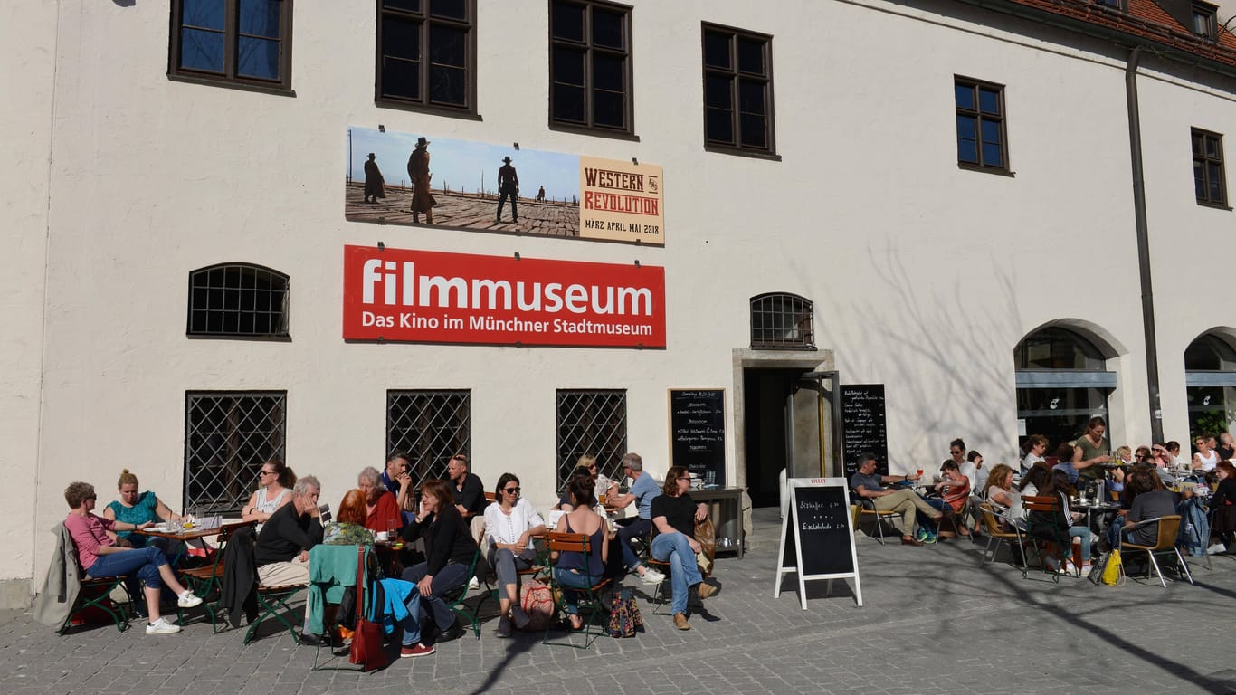 Menschen sitzen vor dem Münchner Stadtmuseum (Archivbild): Insgesamt 36 Jahre gab es das Stadtcafé.