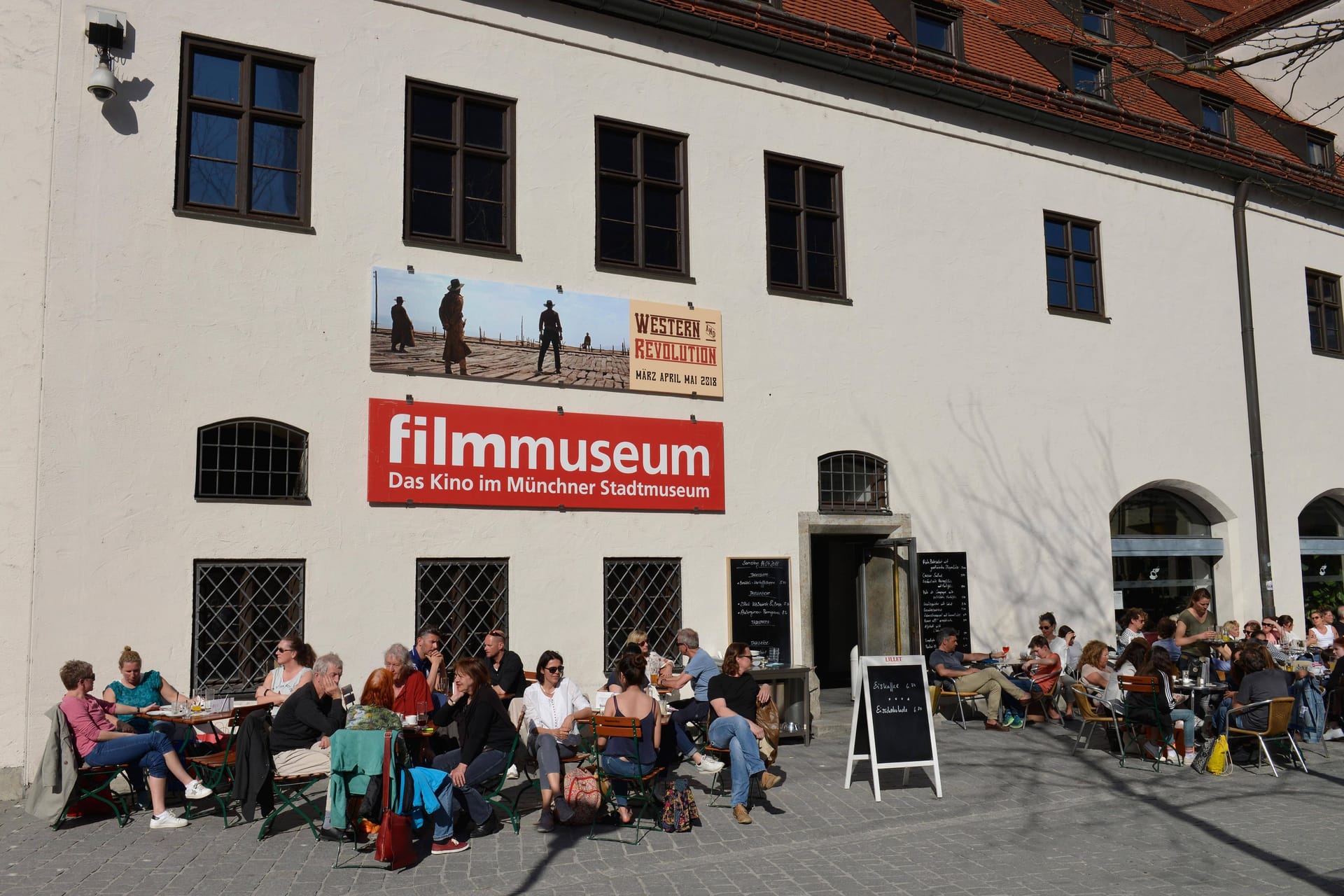 Menschen sitzen vor dem Münchner Stadtmuseum (Archivbild): Insgesamt 36 Jahre gab es das Stadtcafé.