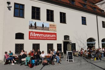 Menschen sitzen vor dem Münchner Stadtmuseum (Archivbild): Insgesamt 36 Jahre gab es das Stadtcafé.