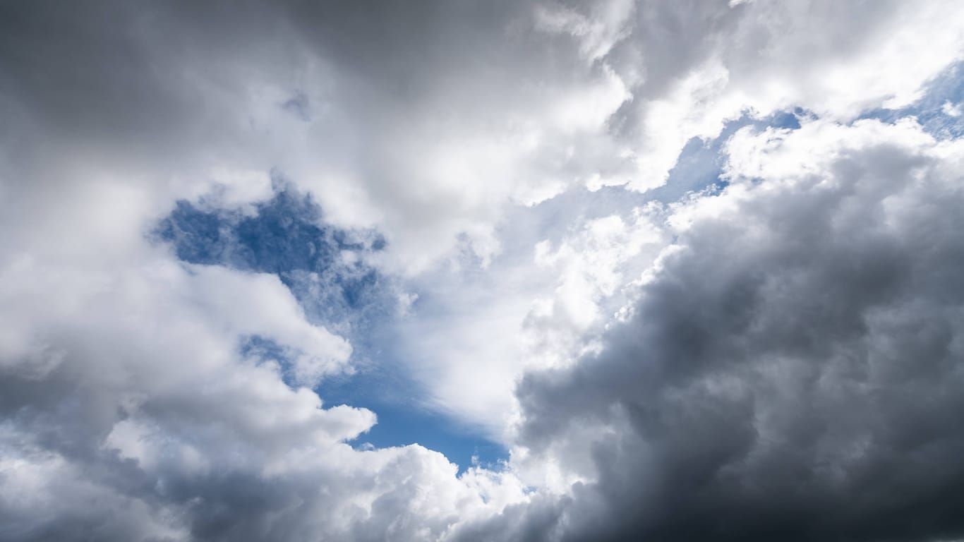 Dunkle Wolken ziehen am Himmel auf. (Symbolfoto)