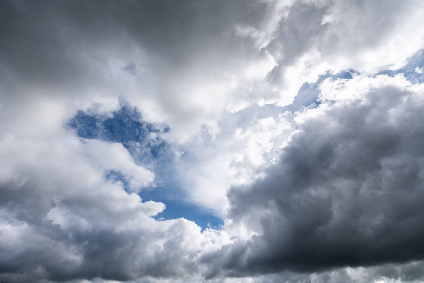 Dunkle Wolken ziehen am Himmel auf. (Symbolfoto)