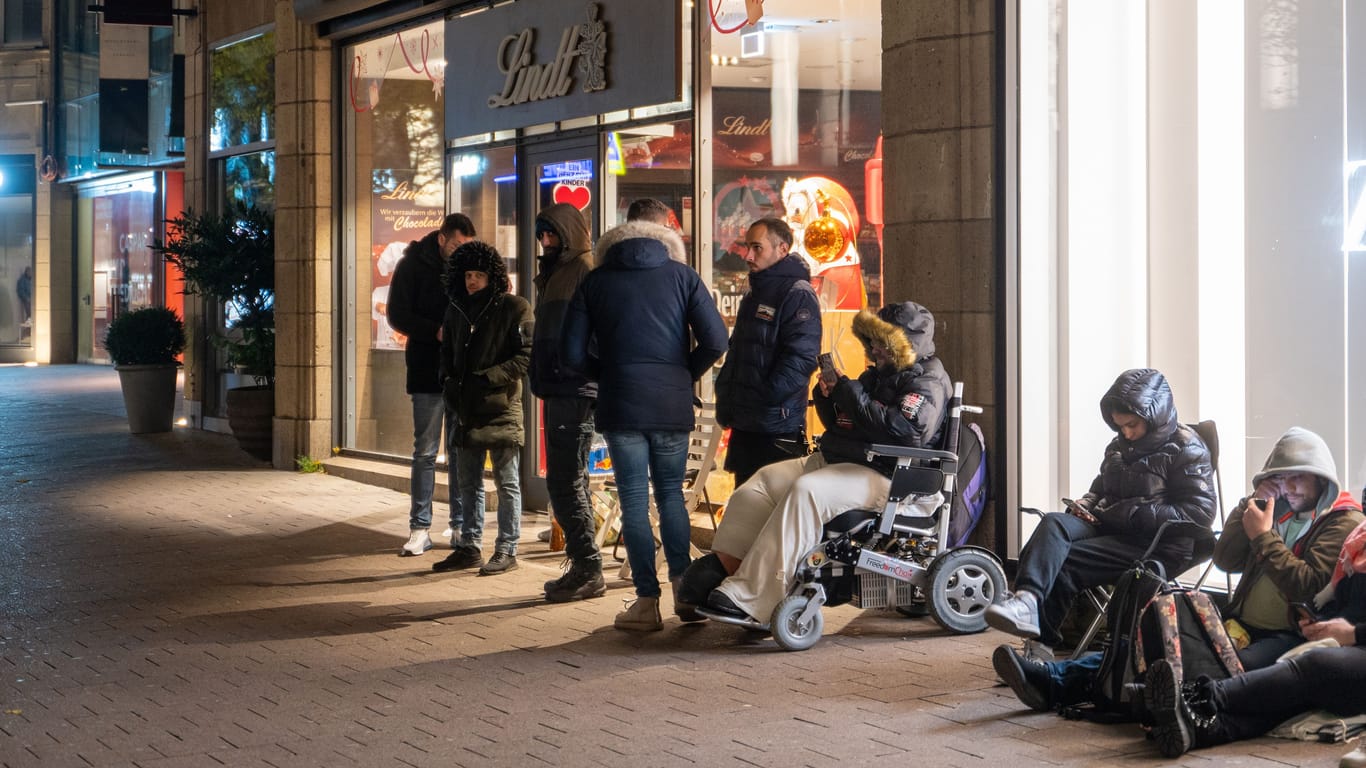 Großer Andrang auf limitierte Dubai-Schokolade: Bereits seit 2 Uhr nachts warten Fans vor dem Lindt-Geschäft in Hamburg.