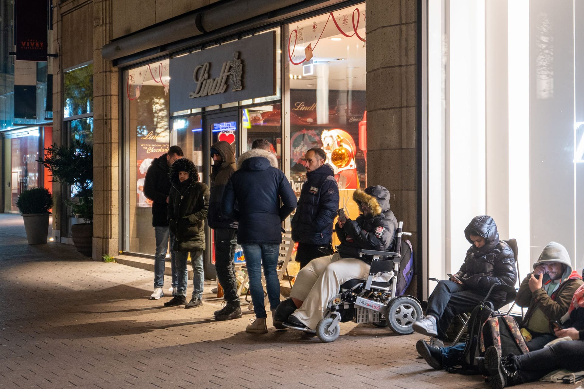 Großer Andrang auf limitierte Dubai-Schokolade: Bereits seit 2 Uhr nachts warten Fans vor dem Lindt-Geschäft in Hamburg.