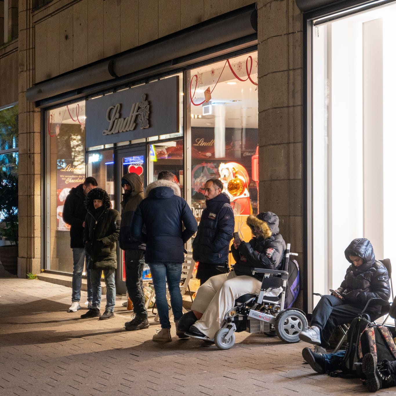 Großer Andrang auf limitierte Dubai-Schokolade: Bereits seit 2 Uhr nachts warten Fans vor dem Lindt-Geschäft in Hamburg.