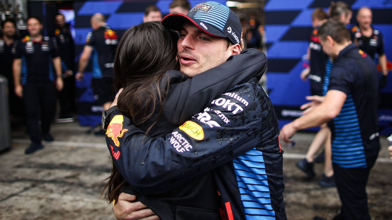 Nach dem Rennen wird Verstappen von seiner Partnerin Kelly Piquet beglückwünscht.