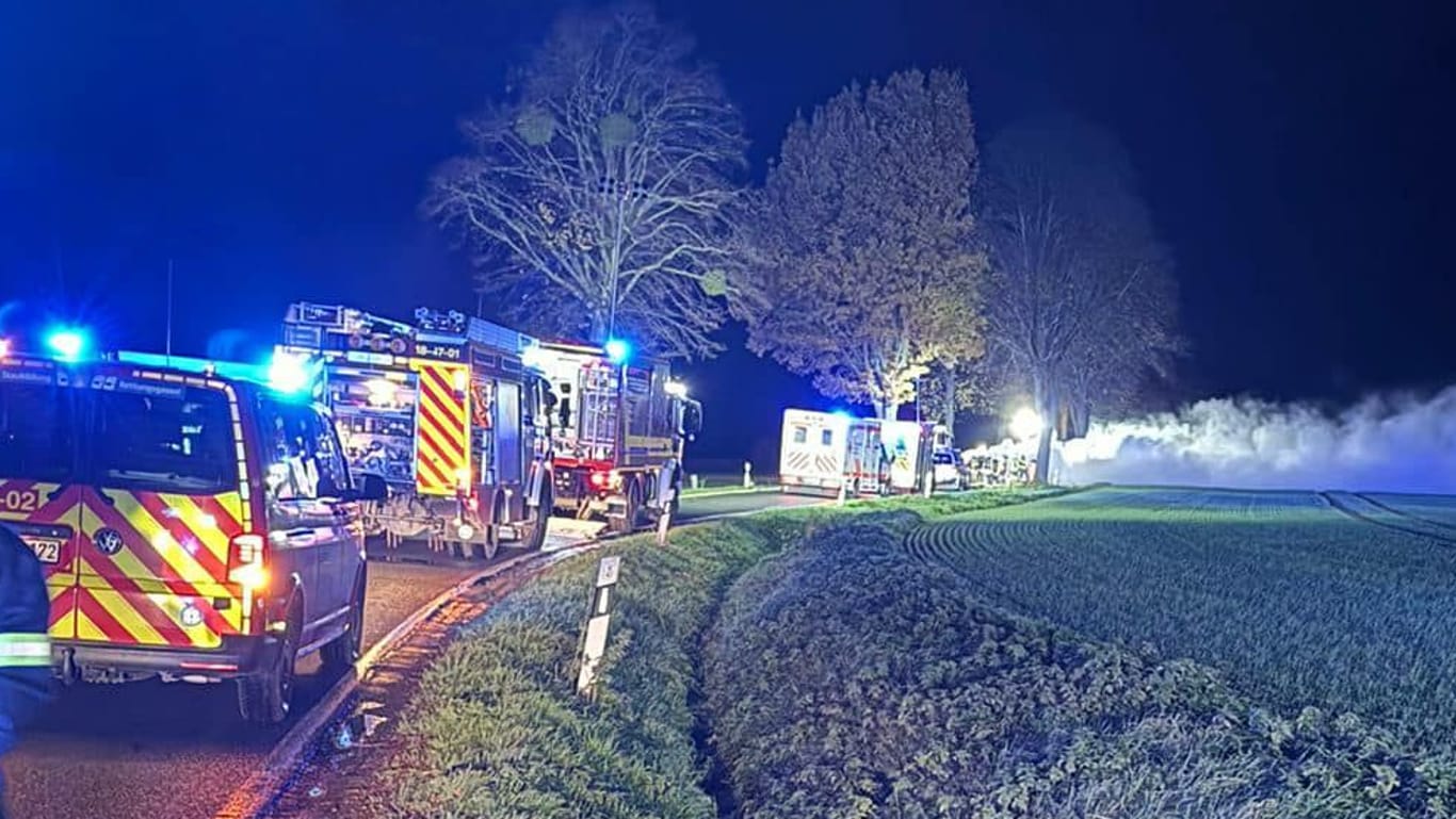 Die Feuerwehr brauchte 13.000 Liter, um den Brand zu löschen: Stichflammen flackerten immer wieder aus der Fahrzeugbatterie auf.