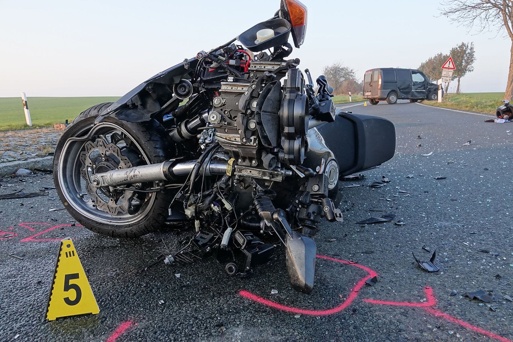 VU Kastenwagen und Motorrad kollidierten auf der Staatsstraße - 2 Tote, 1 Verletzter