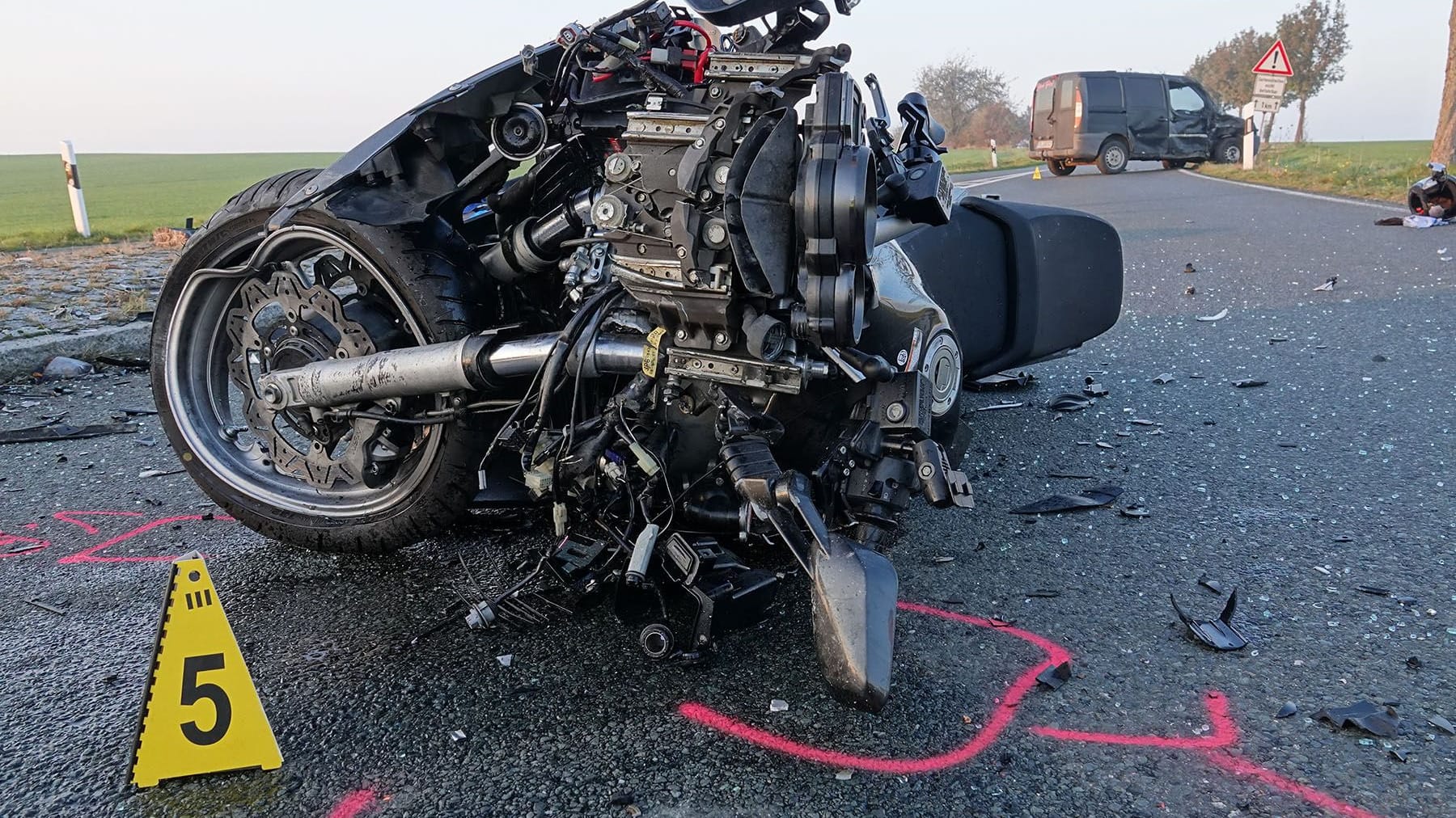 VU Kastenwagen und Motorrad kollidierten auf der Staatsstraße - 2 Tote, 1 Verletzter