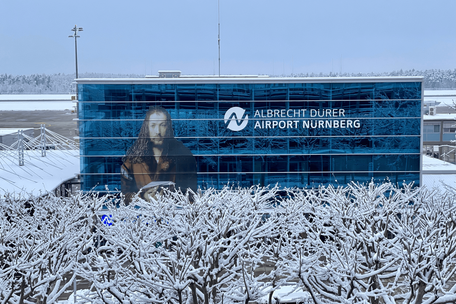 Der Personaleingang des Flughafens (Archivbild): Hier prangt ein Porträt von Albrecht Dürer.