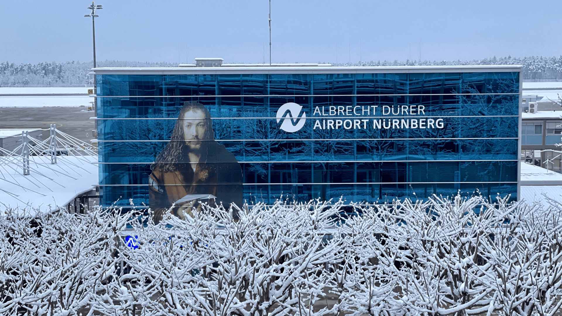 Der Personaleingang des Flughafens (Archivbild): Hier prangt ein Porträt von Albrecht Dürer.