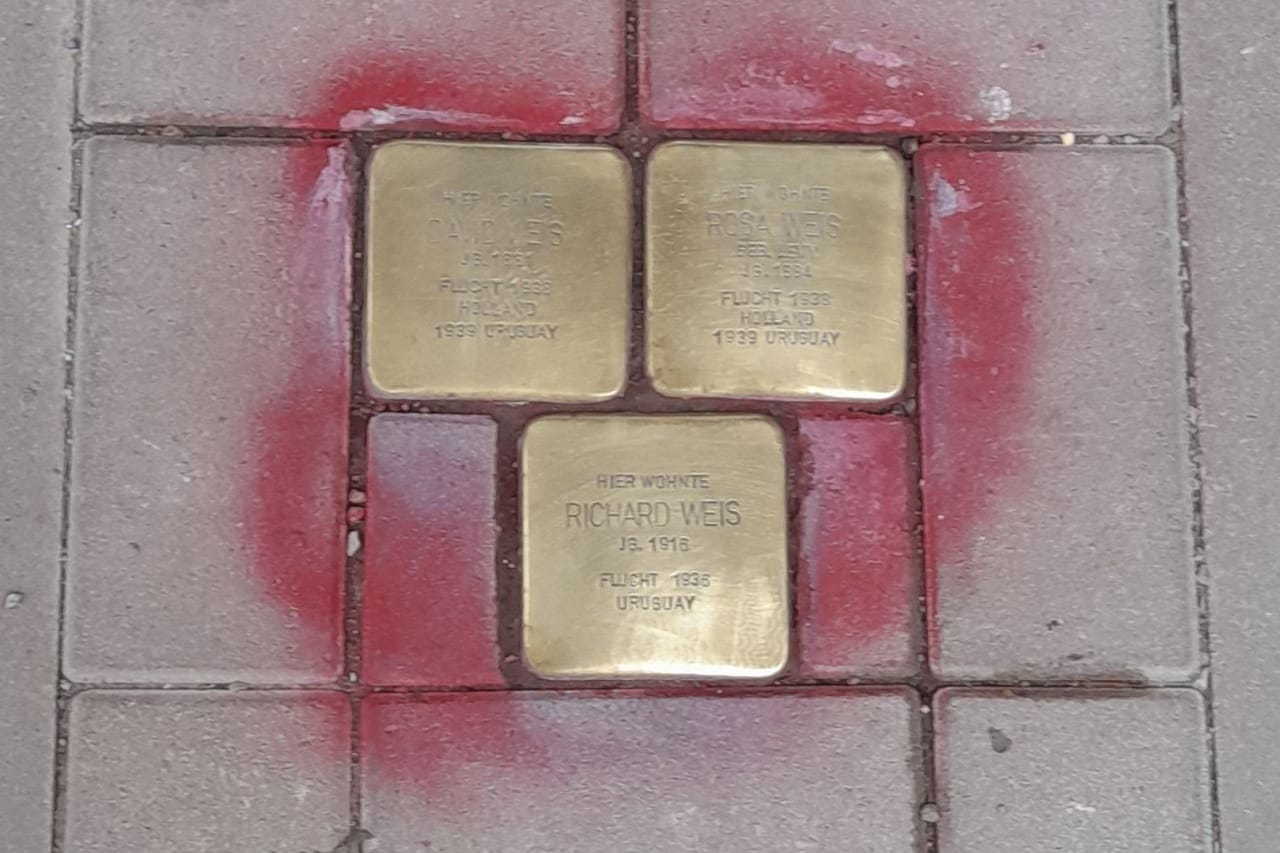 Sieben Stolpersteine sind mit roter Farbe beschmiert worden. In Essen ermittelt deshalb jetzt der Staatsschutz.