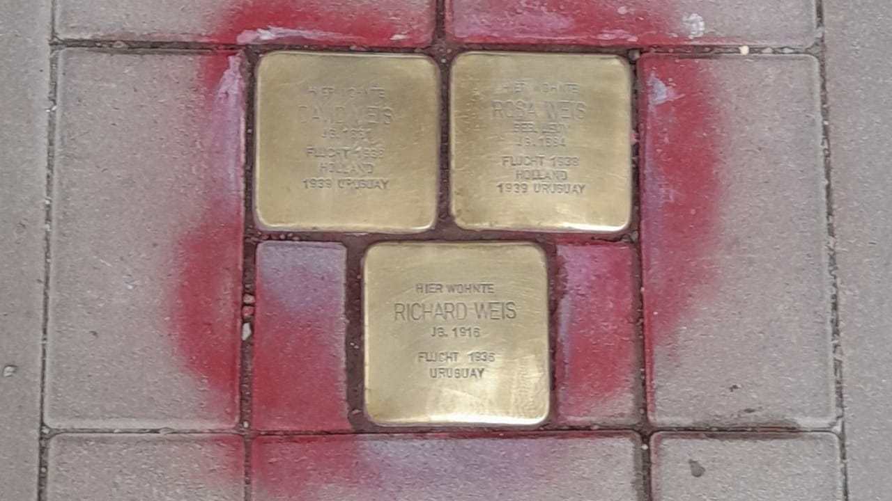 Sieben Stolpersteine sind mit roter Farbe beschmiert worden. In Essen ermittelt deshalb jetzt der Staatsschutz.