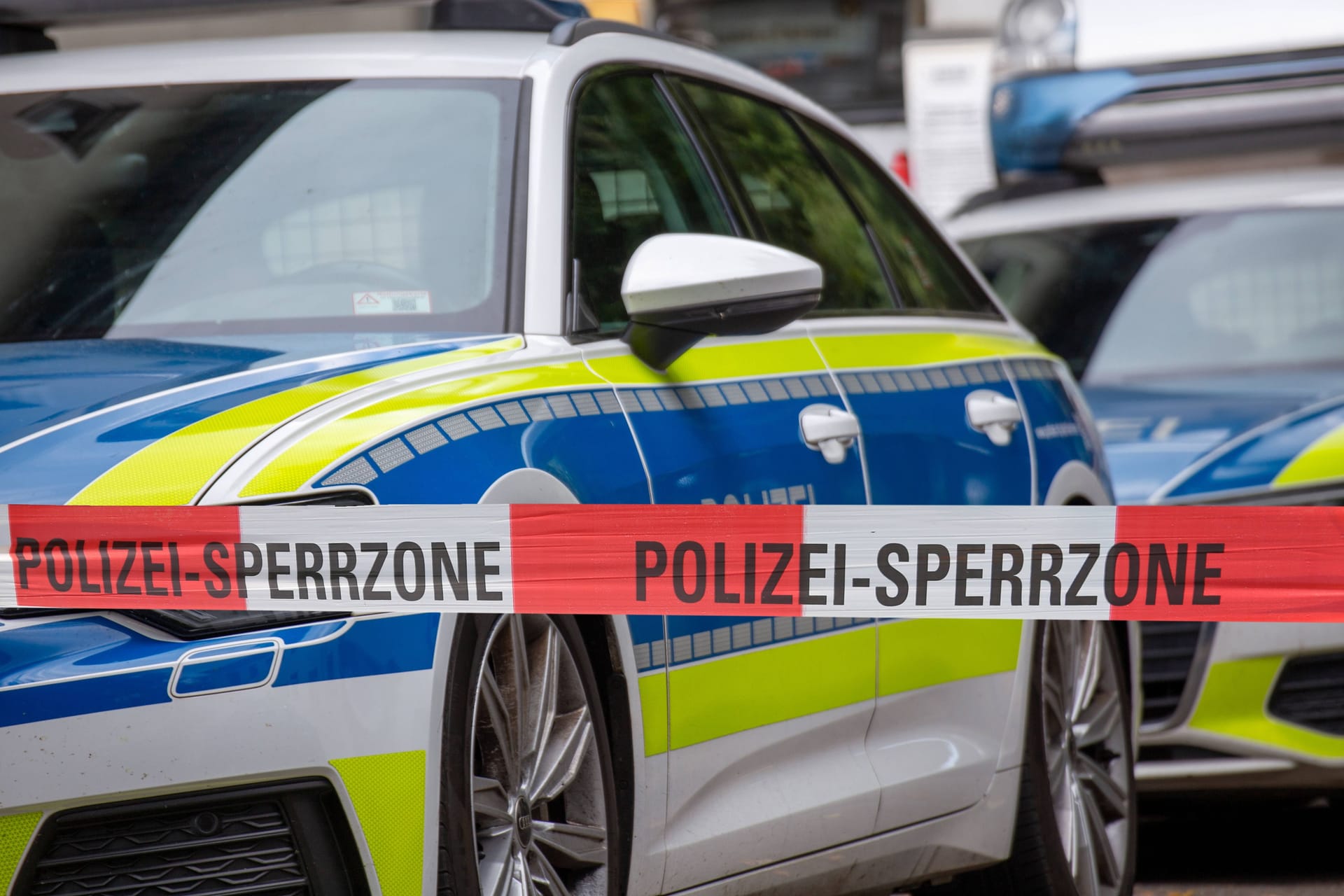 Polizeiabsperrung (Symbolbild): Nach dem Vorfall riegelten die Beamten den Bereich um die Wache ab.