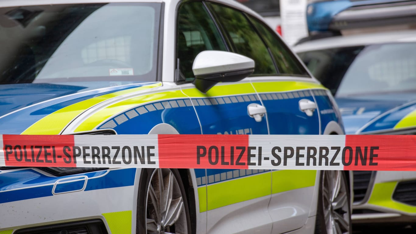 Polizeiabsperrung (Symbolbild): Nach dem Vorfall riegelten die Beamten den Bereich um die Wache ab.