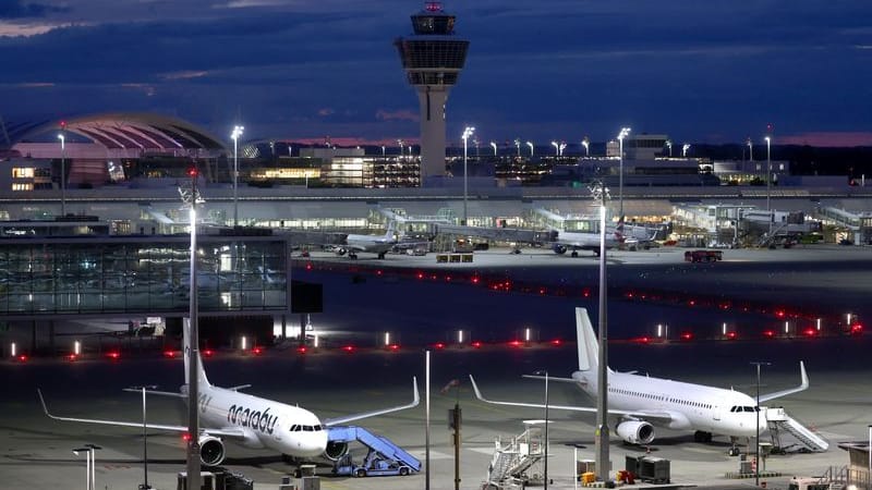 Flugzeuge auf dem Münchener Flughafen (Archivbild): Ein Flieger ist dort am Freitagabend notgelandet.