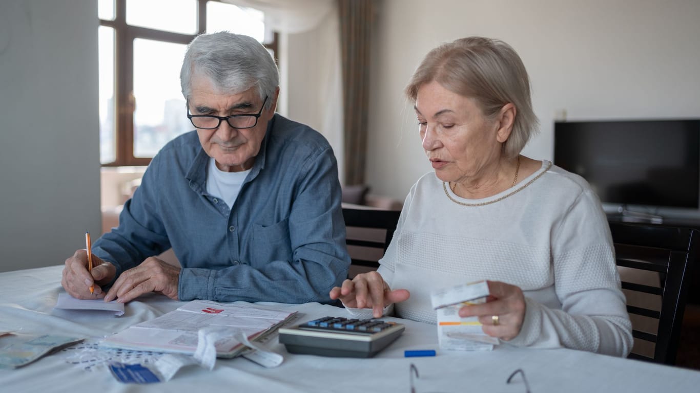 Rentnerpaar kalkuliert sein Budget: Zum 1. Juli 2025 könnten die Renten etwas mehr steigen, als bisher prognostiziert.