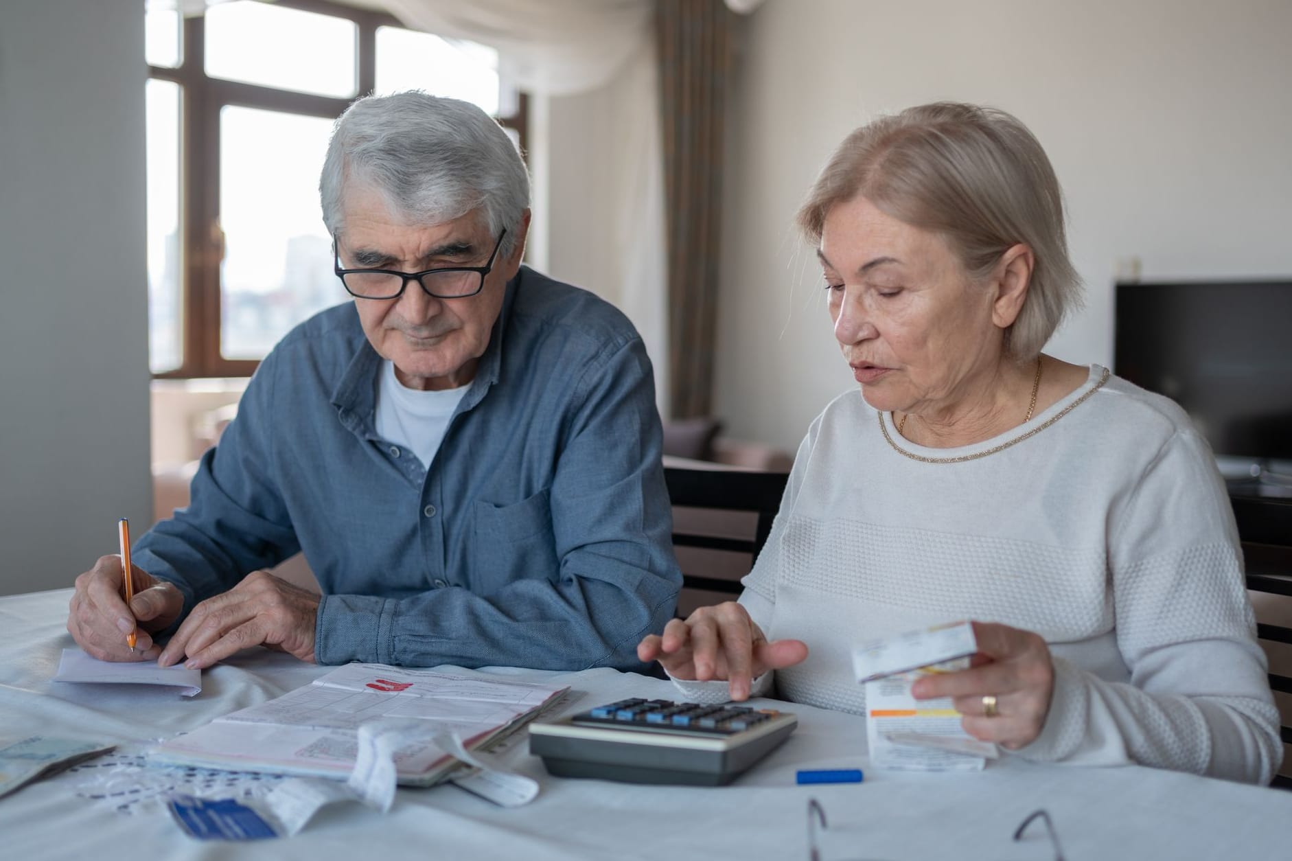 Rentnerpaar kalkuliert sein Budget: Zum 1. Juli 2025 könnten die Renten etwas mehr steigen, als bisher prognostiziert.