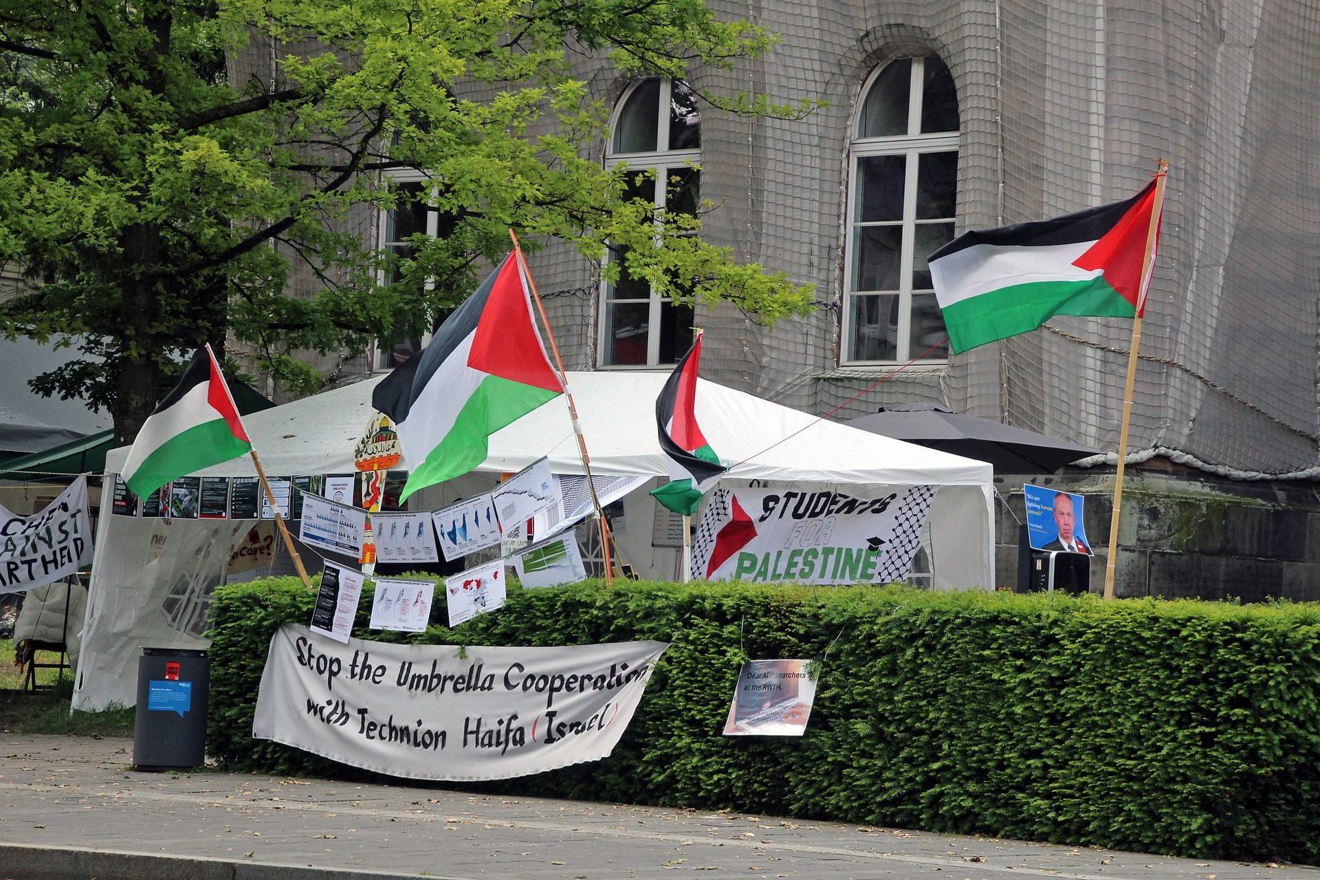 Das "Camp for Gaza" vor dem RWTH-Hauptgebäude: Seit Mitte Mai protestieren hier Studierende gegen das Vorgehen Israels im Nahost-Krieg.