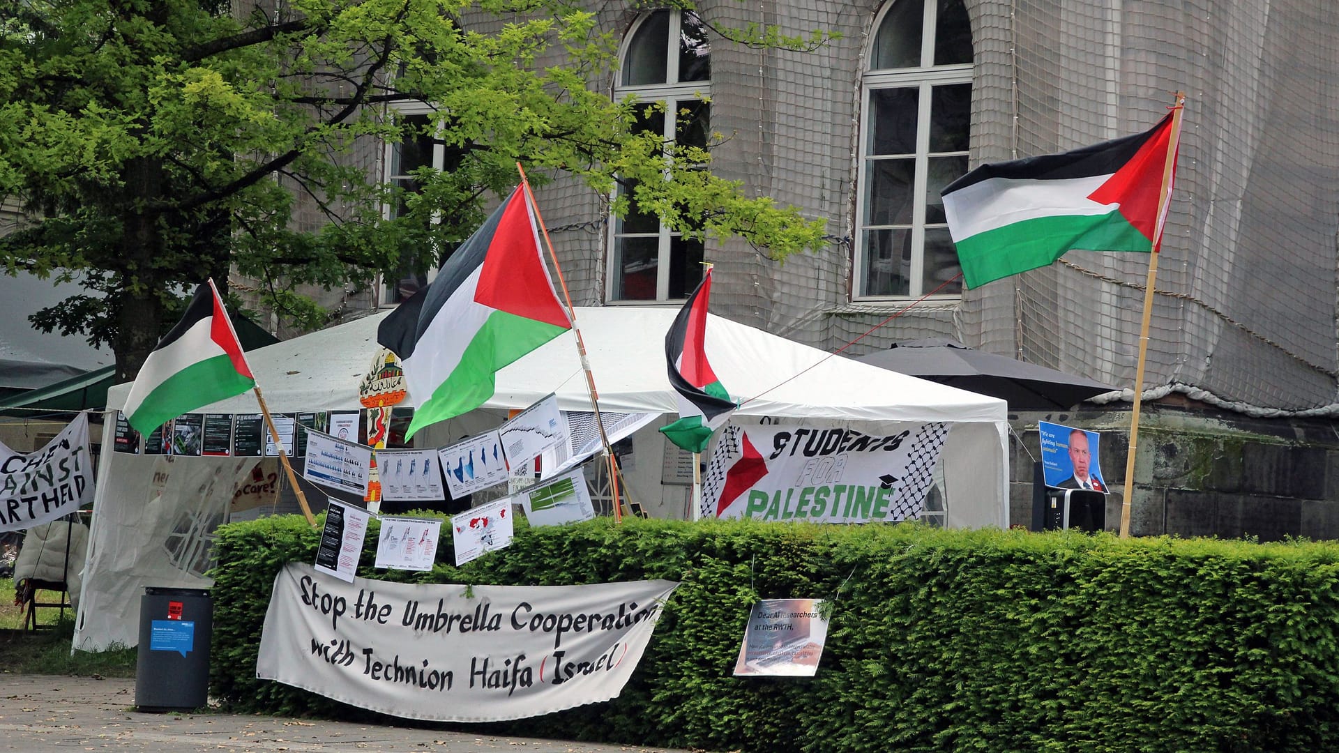 Das "Camp for Gaza" vor dem RWTH-Hauptgebäude: Seit Mitte Mai protestieren hier Studierende gegen das Vorgehen Israels im Nahost-Krieg.