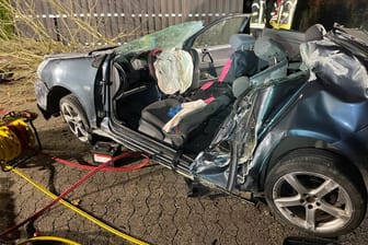 Der zerstörte Polo: Das Auto landete bei dem Unfall auf dem Dach, nach den Rettungsmaßnahmen drehte die Feuerwehr das Wrack wieder um.