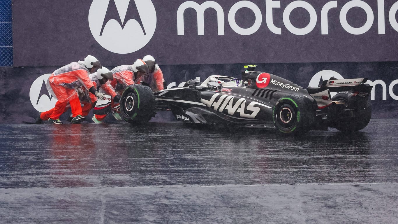 Nico Hülkenberg in Brasilien: Die Unterstützung der Streckenhelfer kostete ihn das Rennen.