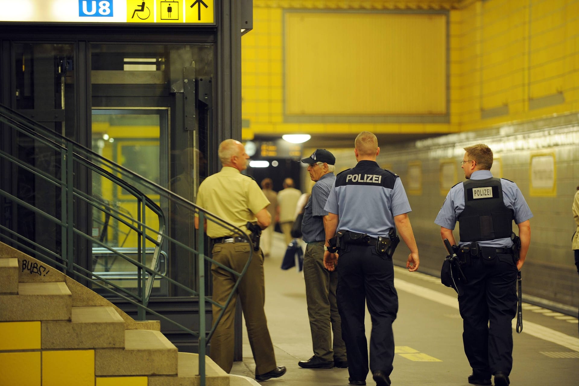 Polizei auf Streife in einem U-Bahnhof (Symbolbild): Das Kind soll Passanten erzählt haben, obdachlos zu sein.