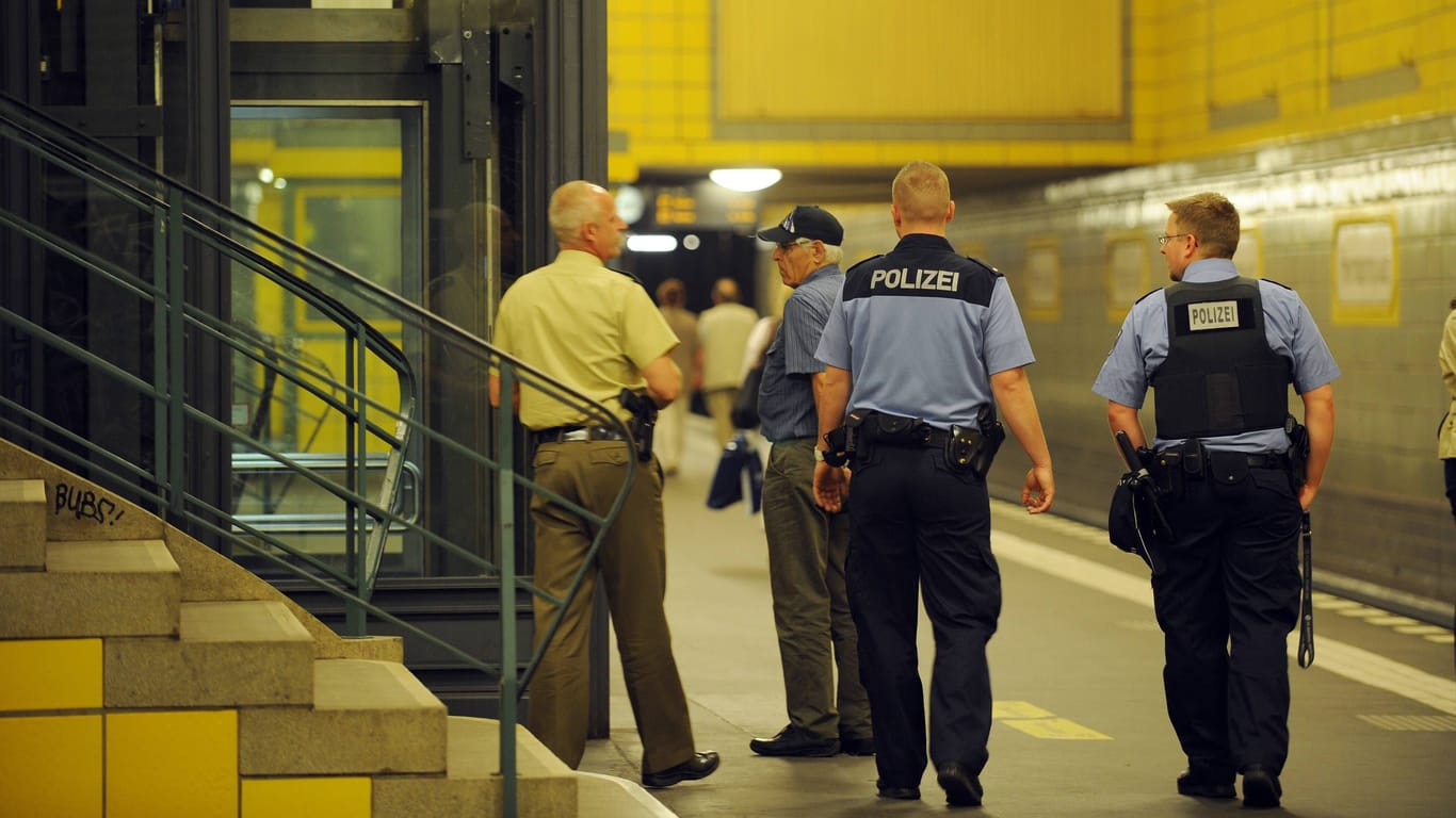 Polizei auf Streife in einem U-Bahnhof (Symbolbild): Das Kind soll Passanten erzählt haben, obdachlos zu sein.