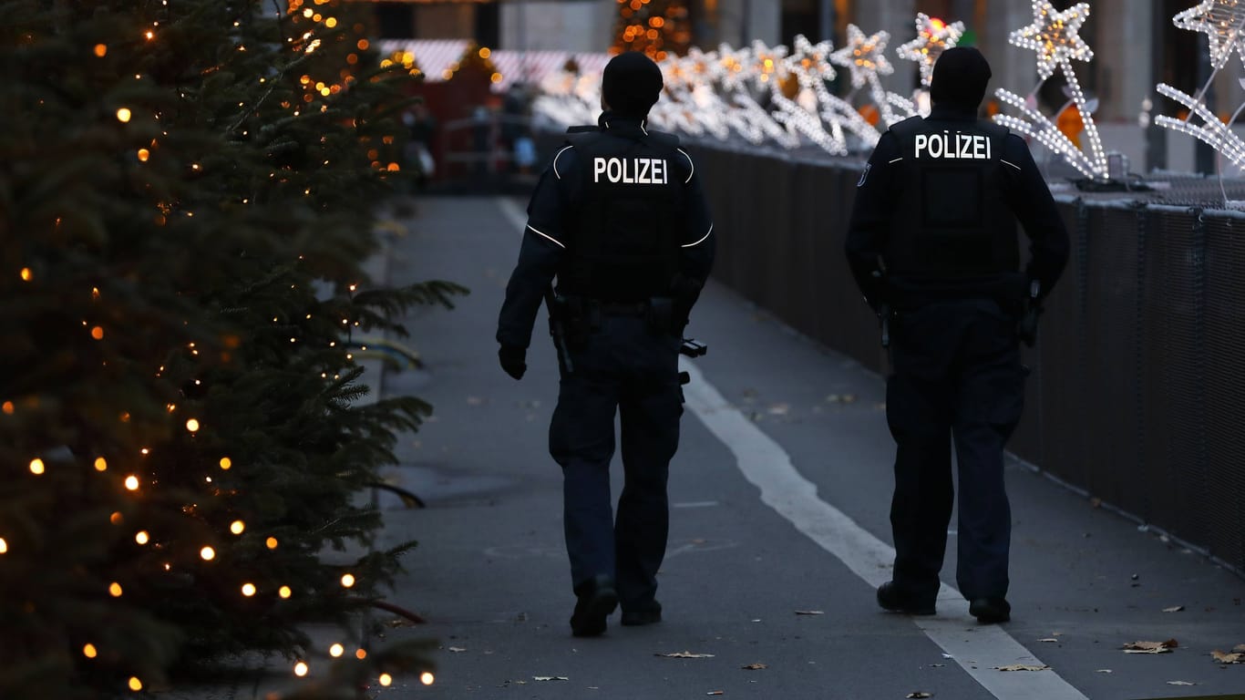 Polizisten stehen auf einem Weihnachtsmarkt (Symbolbild): Ein 17-Jähriger hatte in Elmshorn offenbar einen islamistischen Anschlag geplant.