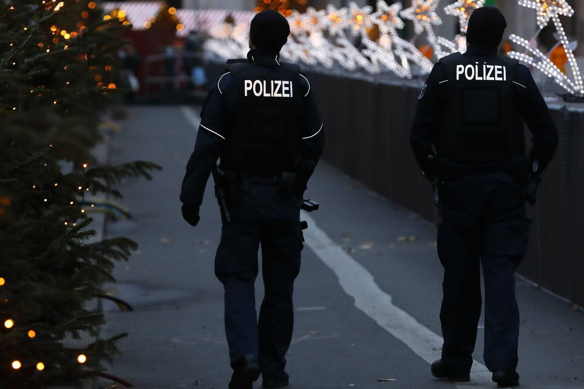 Polizisten stehen auf einem Weihnachtsmarkt (Symbolbild): Ein 17-Jähriger hatte in Elmshorn offenbar einen islamistischen Anschlag geplant.