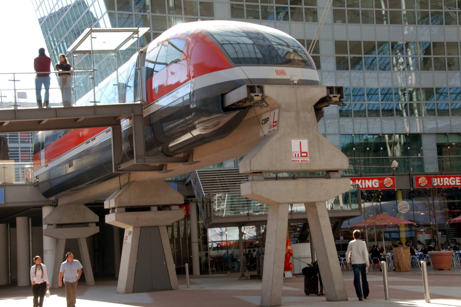 Modell eines Transrapids auf einer Hochtrasse am Flughafen von München.