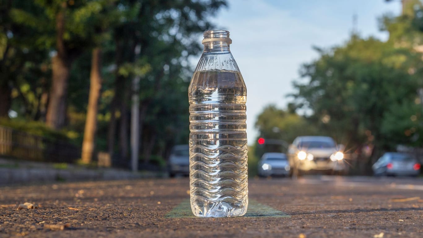 Wasserflasche: Sie können auch mehrere Flaschen rund um Ihr Auto platzieren.