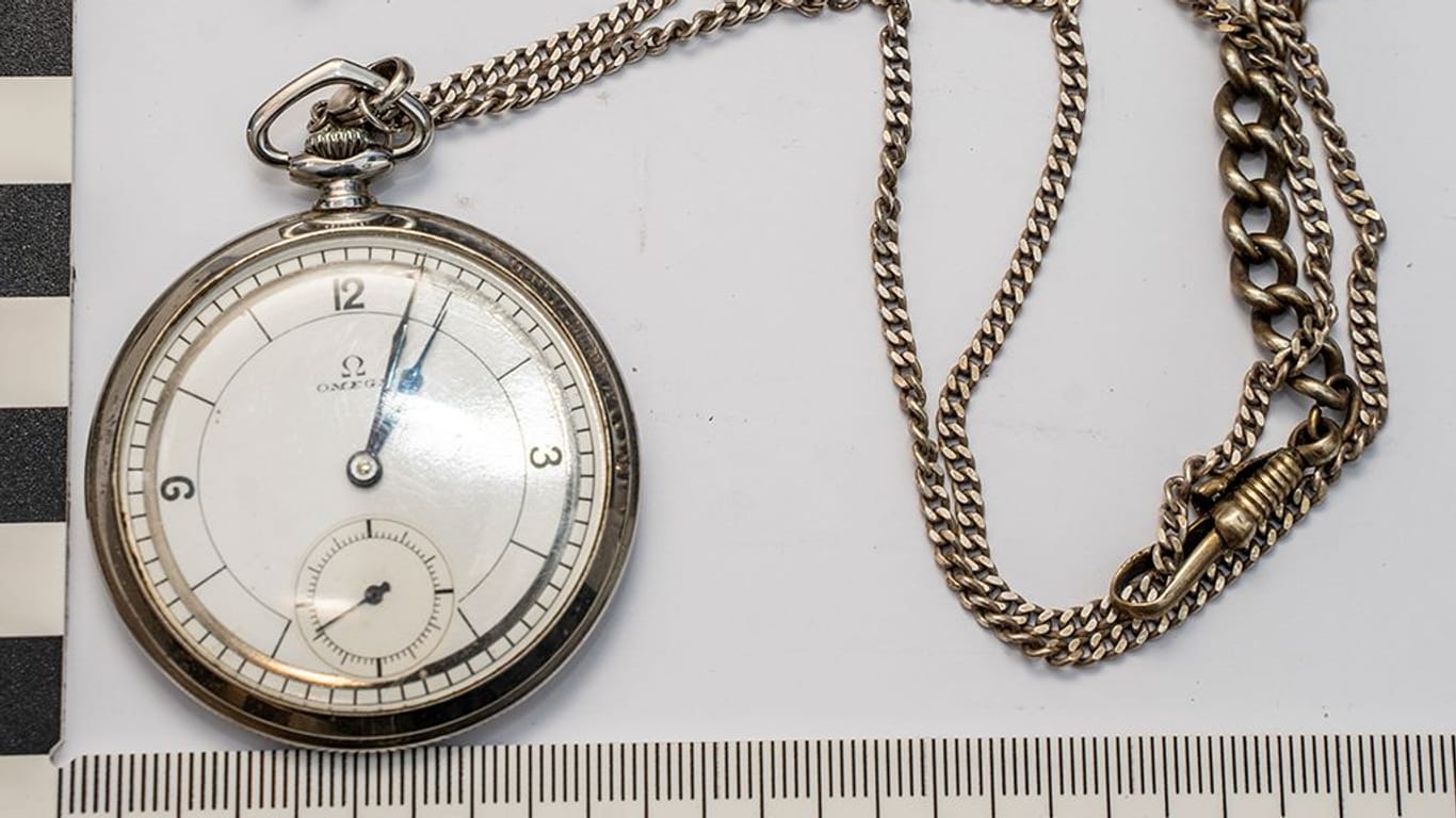 Auch diese Taschenuhr von Omega wurde von der Polizei gefunden.