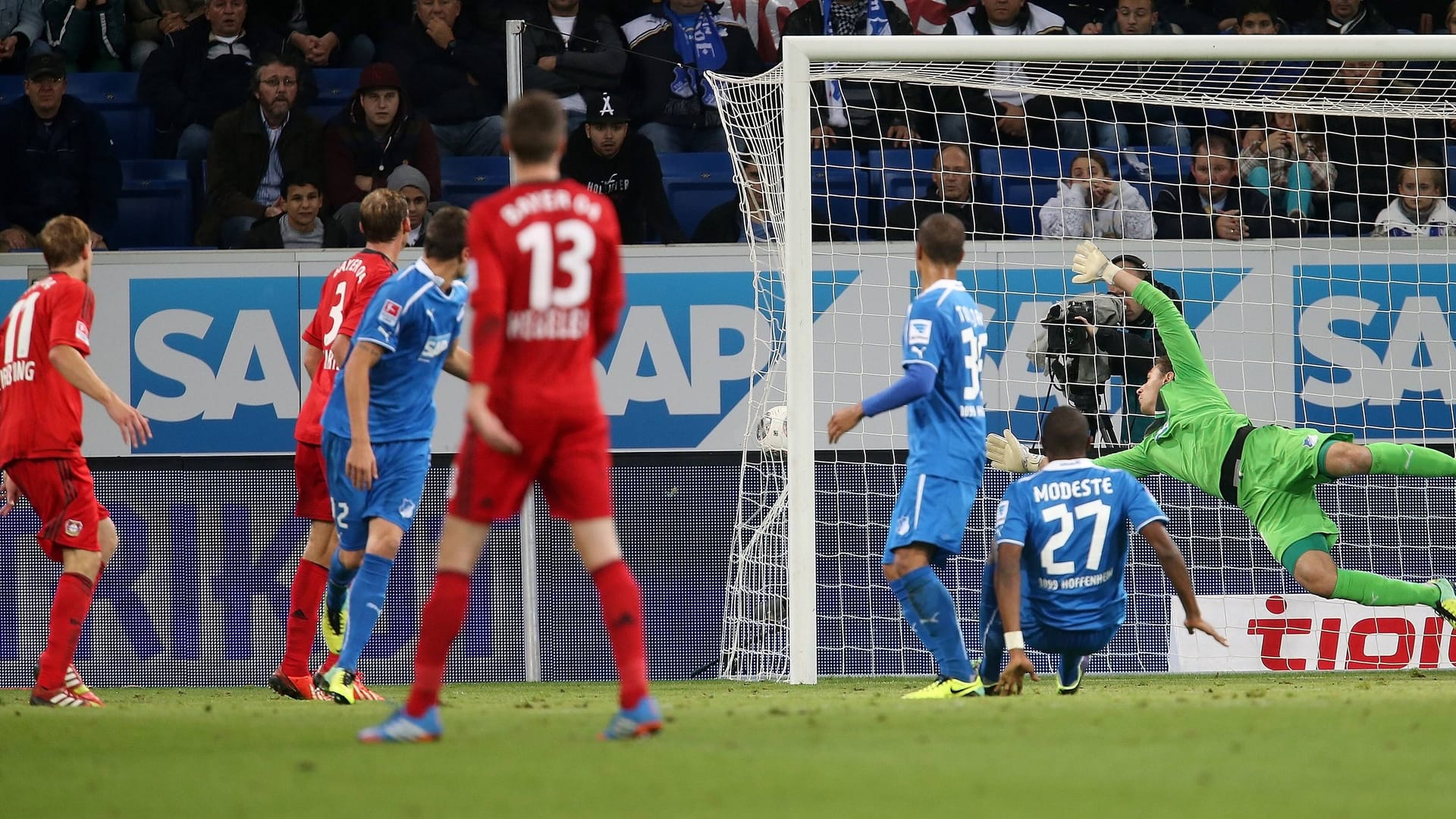 Stefan Kießling (l.) köpft aufs Hoffenheimer Tor: Der Ball geht ans Außennetz – und geht dennoch ins Tor.